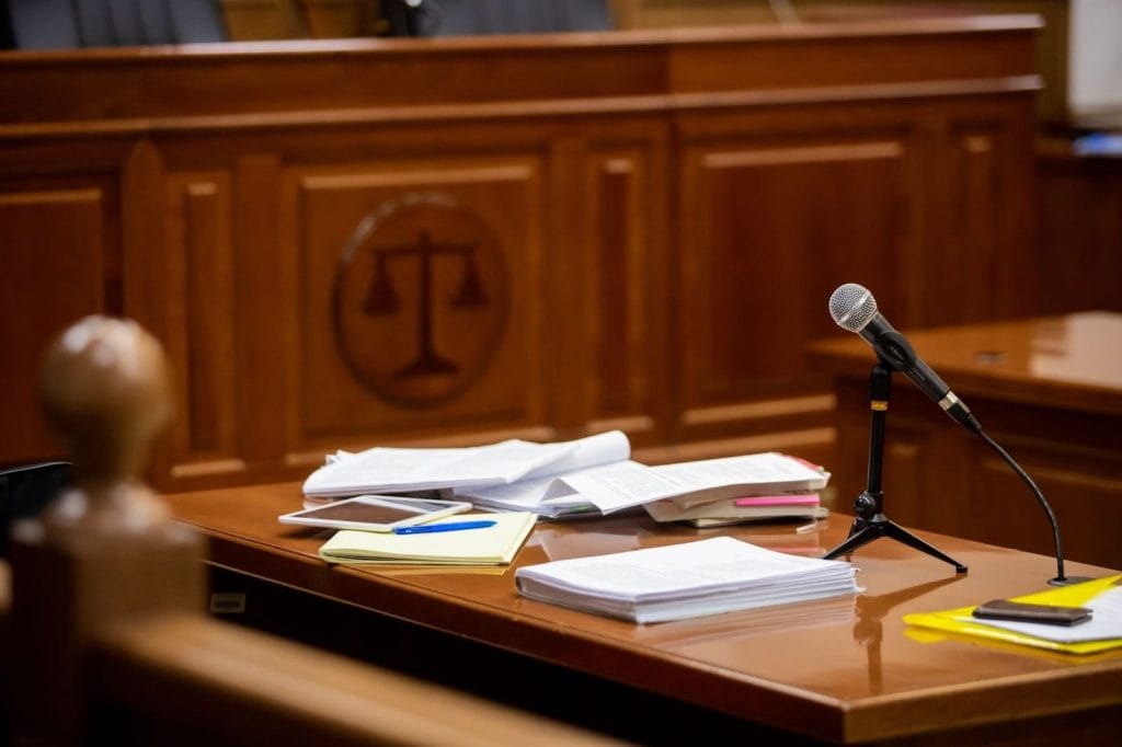 microfono en la sala del tribunal