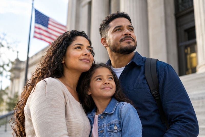 Familia consultando información sobre la extensión del TPS